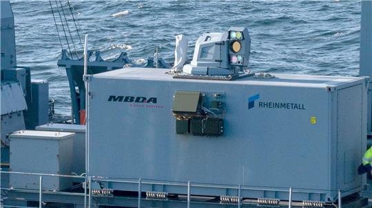 Der Laserdemonstrator von Rheinmetall und MBDA auf einem deutschen Marineschiff. Inzwischen ist er an Land gebracht worden. 