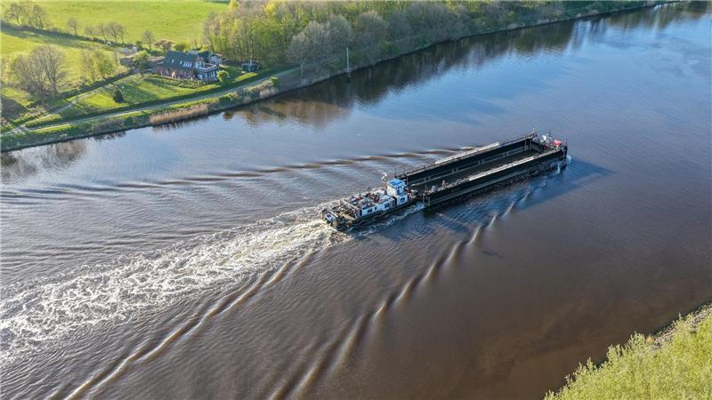 Der Lastkahn ist auf dem Weg zur Insel Poel.