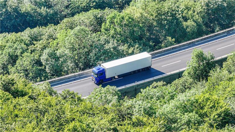Der Lastwagen mit entzündlichem Gefahrgut steht auf der Autobahn A8 in Fahrtrichtung München.
