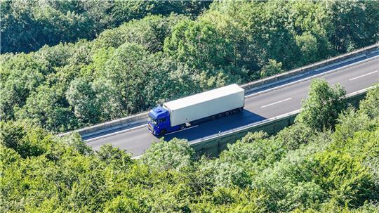 Der Lastwagen mit entzündlichem Gefahrgut steht auf der Autobahn 8 in Fahrtrichtung München.