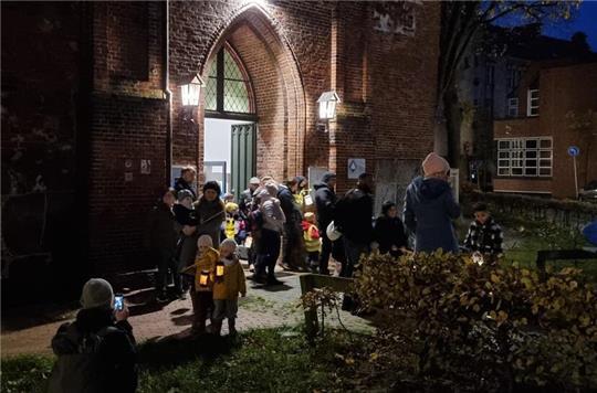 Der Laternenumzug beginnt nach dem St.-Martins-Gottesdienst in der Wilhadi-Kirche.