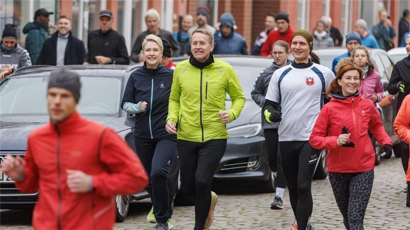 Schwesig: Mauerfall ohne Mut der Ostdeutschen nicht denkbar Der Lauf erinnert an den Fall der Mauer vor 35 Jahren.