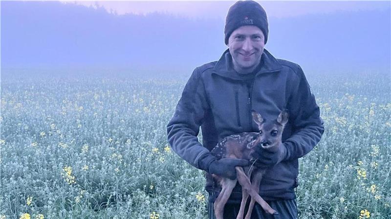 Der Lavenstedter Landwirt Sven Schröder konnte an einem Morgen gleich drei Rehkitze retten.