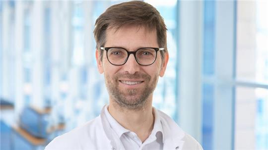 Der Leitende Oberarzt Dr. med. Michal Korecki ist Facharzt für Orthopädie, Unfallchirurgie sowie zertifizierter Experte der Fußchirurgie.