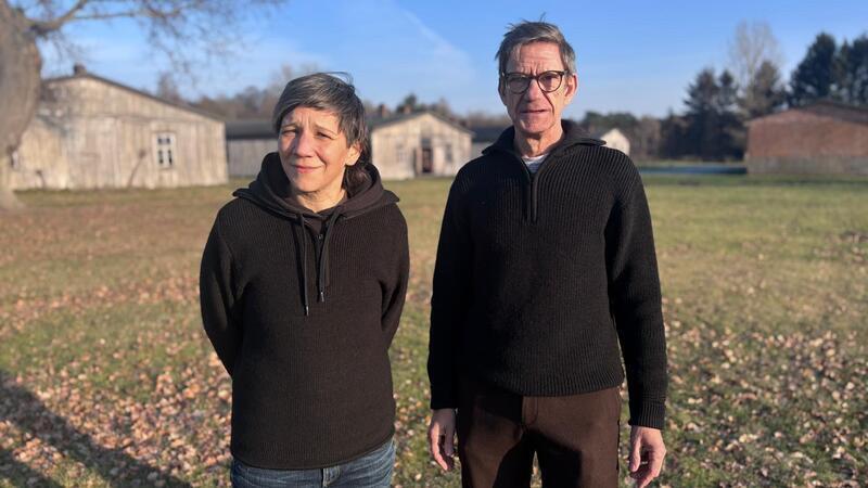 Der Leiter der Gedenkstätte Lager Sandbostel, Andreas Ehresmann, und die stellvertretende Leiterin, Ines Dirolf, vor den Unterkunftsbaracken.