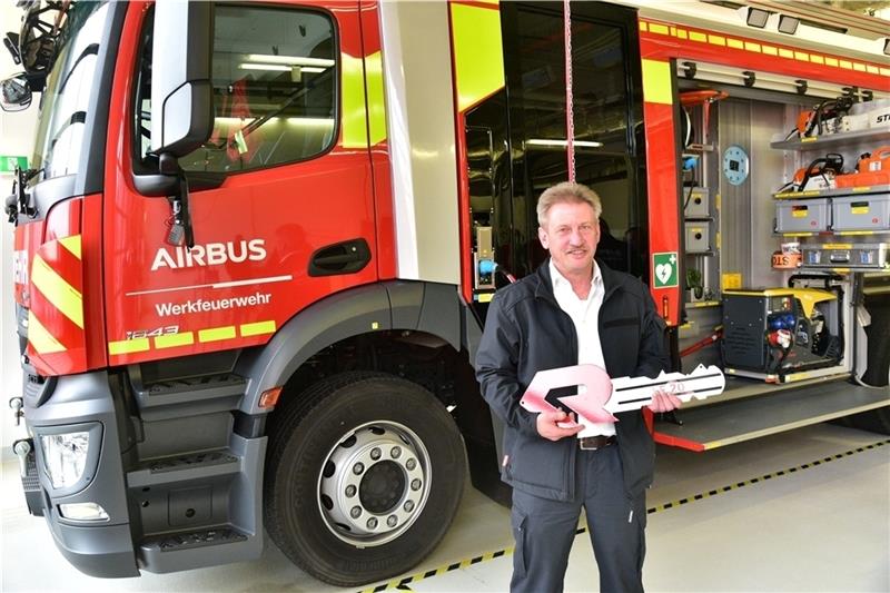 Der Leiter der Werkfeuerwehr, Michael Törner , präsentiert das neue Löschgruppenfahrzeug für den Stader Standort. Fotos: Beneke