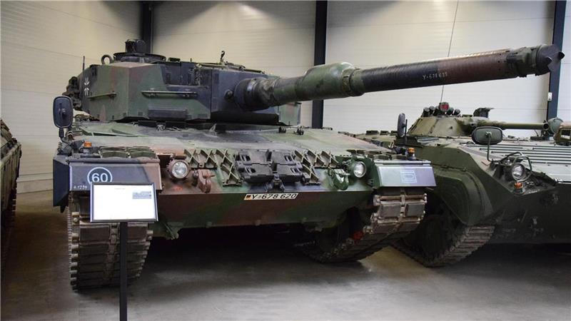 Hier lagern „Schwere Waffen“ zum Anschauen Der Leopard 2 wird seit 1978 in Serie gebaut. Der Panzer ist in verschiedenen Versionen in vielen NATO-Ländern im Einsatz und wurde inzwischen auch an die Ukraine geliefert. Foto: Kurth