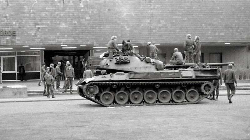 Soldat walzt mit Leopard-Kampfpanzer Autos platt und zerstört Kreishaus-Eingangshalle Der Leopard nach der Attacke auf das Bremervörder Kreishaus.