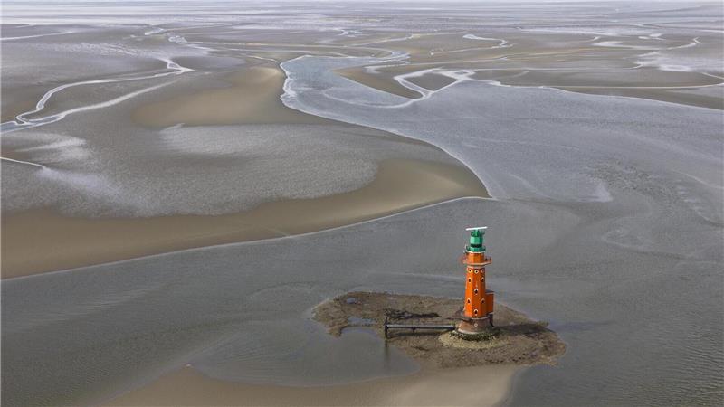 Der Leuchtturm Hohe Weg steht mitten im Watt- und Fahrwasserbereich der Außenweser auf der gleichnamigen Sandbank.