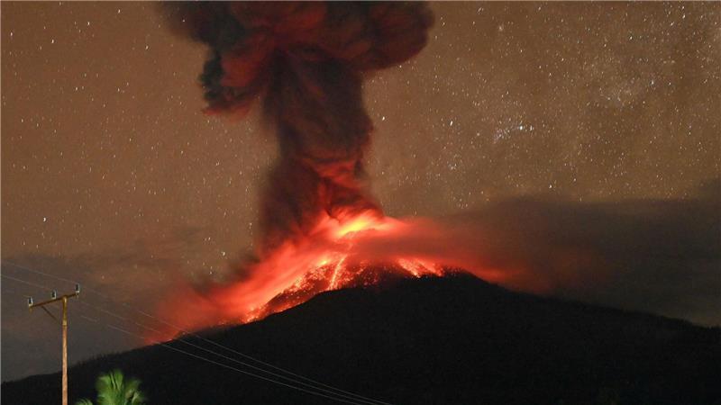 Indonesien: Vulkan Lewotobi Laki-Laki spuckt wieder Feuer Der Lewotobi Laki-Laki ist seit Monaten immer wieder aktiv.