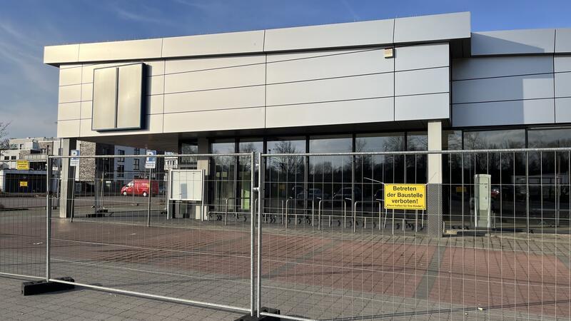 Der Lidl-Markt An der Fischtreppe in Buxtehude ist seit Mai 2023 geschlossen. Jetzt soll das Gebäude abgerissen werden.