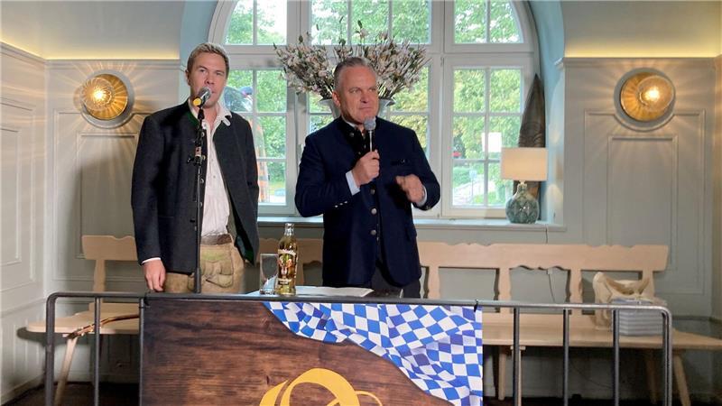 Wiesn-Fieber mit Wackelkontakt - „Vorfreude steigt“ Der Liedermacher Oimara alias Beni Hafner und Wiesn-Chef Christian Scharpf (SPD) freuen sich auf die Wiesn.