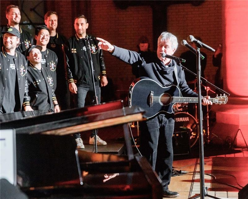 Der Liedermacher Rolf Zuckowski singt auf dem traditionellen Weihnachtskonzert des Hamburger Freizeit-Männerchors Goldkehlchen. Für Oktober hat er zugesagt, nach Buxtehude zu kommen. Foto: Markus Scholz/dpa