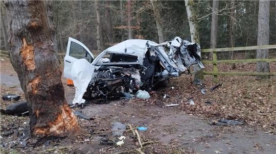 Der Lieferwagen wurde völlig zerstört.