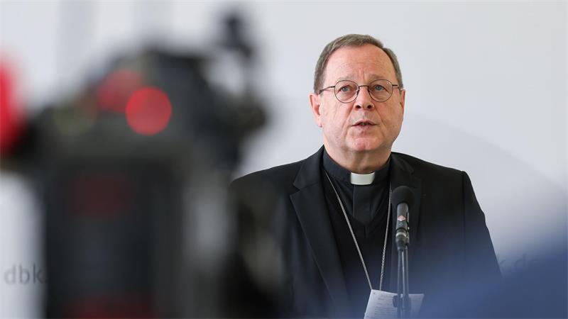 Der Limburger Bischof Georg Bätzing suspendierte den Pfarrer, der um einen Verzicht auf das Priesteramt gebeten hatte. (Archivbild)