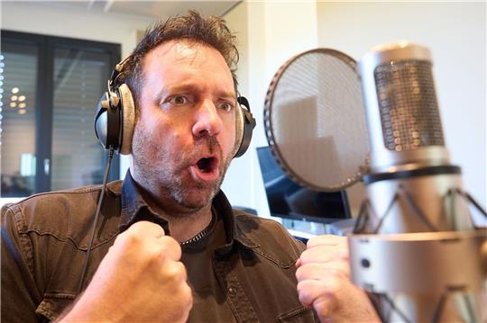 Der Limburger Sänger Ikke Hüftgold alias Matthias Distel singt in seinem Studio.