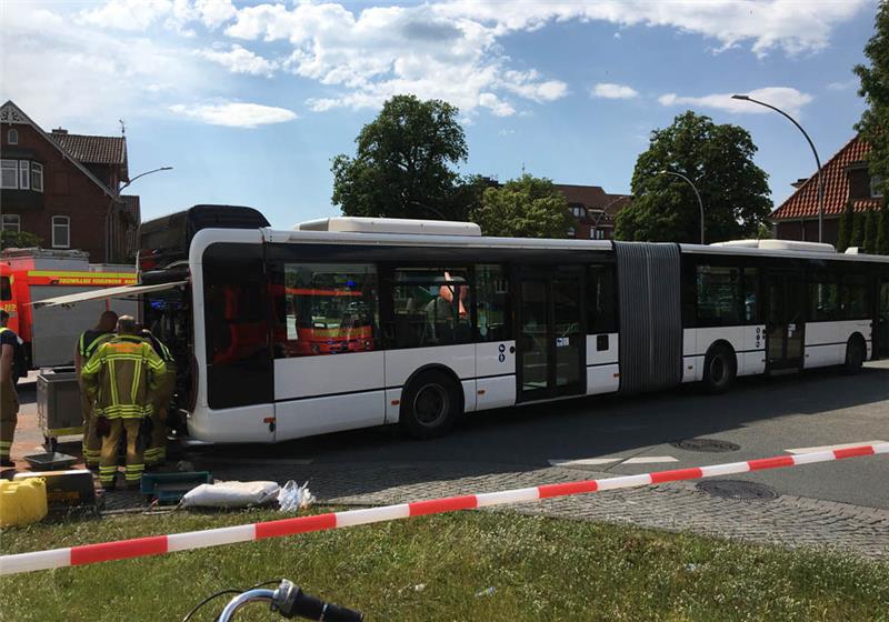Der Linienbus blockiert die Bremervörder Straße, Glücksädter Straße und Schiffertorstraße. Foto: Schulz