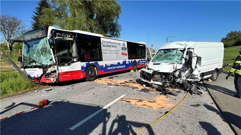 Der Linienbus (links) wurde nach der Kollision mit dem Transporter an einen Strommast geschleudert.