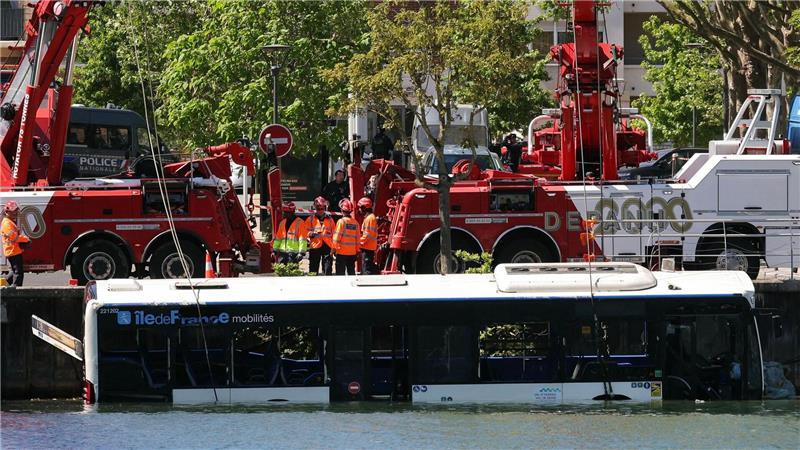 Der Linienbus wird von Kränen aus dem Fluss geborgen.