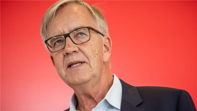 Knapp fünf Millionen Menschen verdienen unter 2.750 Euro Der Linken-Abgeordnete Dietmar Bartsch fordert eine Lohnoffensive. (Archivbild)