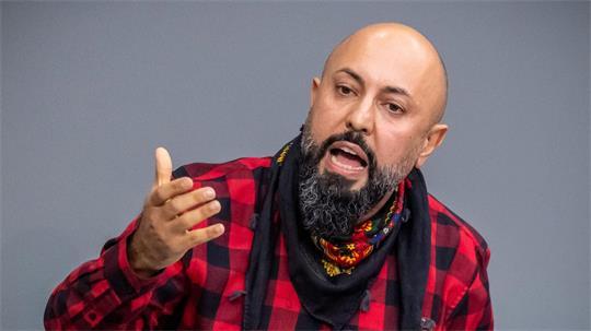 Der Linken-Abgeordnete Ferat Kocak zieht sich vorläufig aus der Öffentlichkeit zurück. (Archivbild)