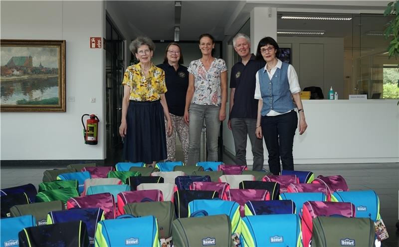 Stader Lionsclub verteilt Schulranzen an 49 Erstklässler Der Lionsclub Stade Aurora von Königsmarck stellt auch in diesem Jahr kunterbunte Schulranzen für angehende Erstklässler bereit.