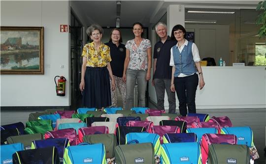 Der Lionsclub Stade Aurora von Königsmarck stellt auch in diesem Jahr kunterbunte Schulranzen für angehende Erstklässler bereit.