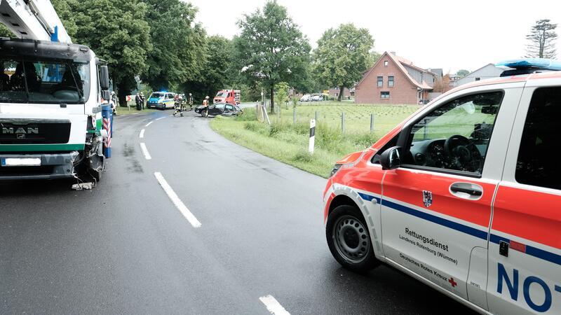 Autofahrerin kollidiert nahe Estorf mit Lkw – verletzt Der Lkw-Fahrer aus Elm habe nicht mehr rechtzeitig bremsen können, so die Feuerwehr. Er erfasste den Audi der jungen Frau.