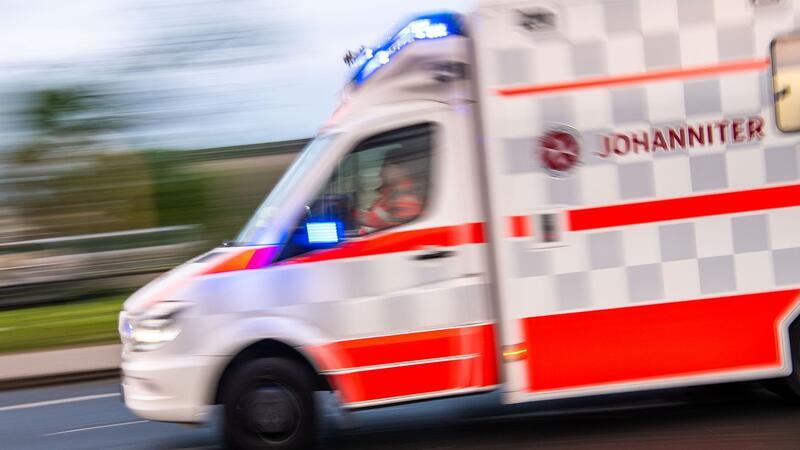 Tragödie auf Betriebshof an B3 – Lkw-Fahrer überrollt Der Lkw-Fahrer erlag noch auf dem Betriebsgelände seinen lebensbedrohlichen Verletztungen.