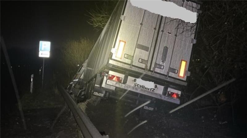 Der Lkw-Fahrer geriet neben die Fahrspur des Parkplatzes und fuhr sich in der Böschung fest.
