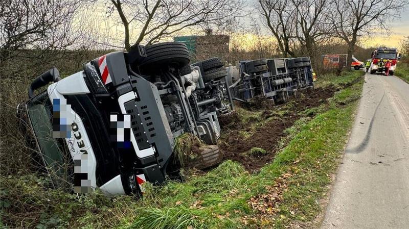 Lkw mit Tieflader verunglückt auf Wirtschaftsweg in Dollern Der Lkw-Fahrer hatte noch versucht, gegenzulenken - im aufgeweichten Untergrund ohne Erfolg.