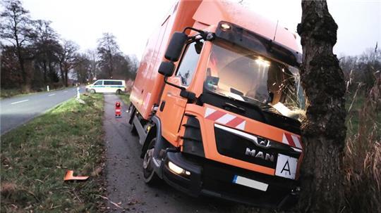 Der Lkw-Fahrer konnte am Morgen noch selbst aussteigen.