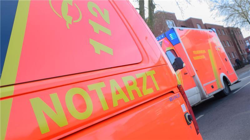 Der Lkw-Fahrer wurde in ein Krankenhaus gebracht (Symbolbild)