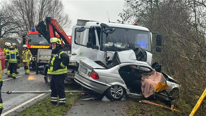 Der Lkw-Fahrer wurde schwer verletzt.
