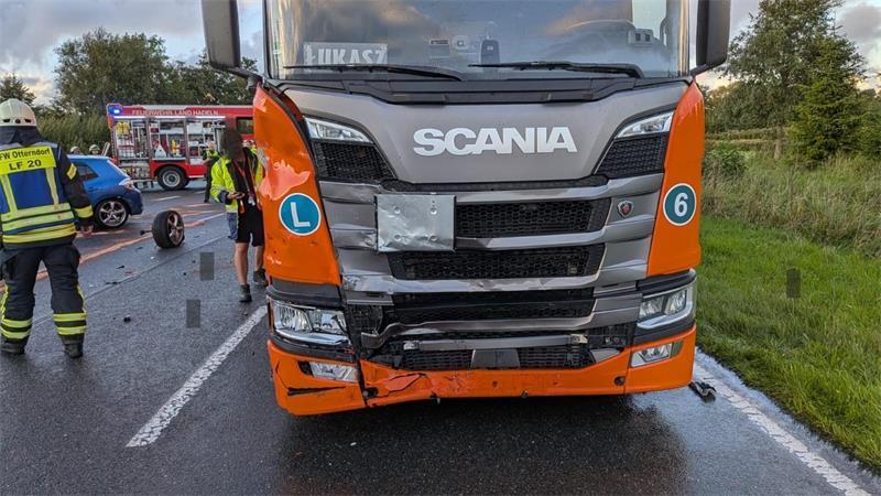 Vorfahrt missachtet: 19-Jähriger verunglückt auf B73 Der Lkw bleibt auf der Gegenfahrbahn stehen und wird ebenfalls schwer beschädigt.