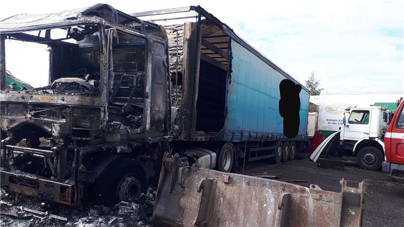 Der Lkw brannte vollständig aus. Verletzt wurde niemand. Foto: Feuerwehren Samtgemeinde Sottrum