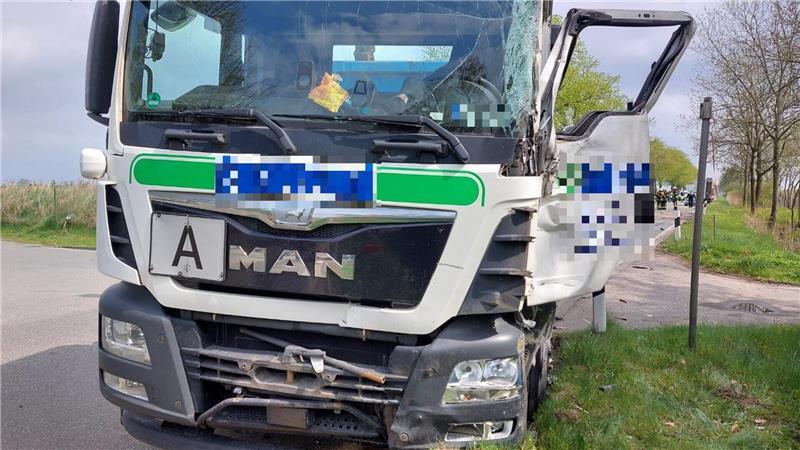 Zwei Schwerverletzte nach Unfall auf L140 bei Mittelnkirchen Der Lkw geriet in den Gegenverkehr und kollidierte mit einem SUV.
