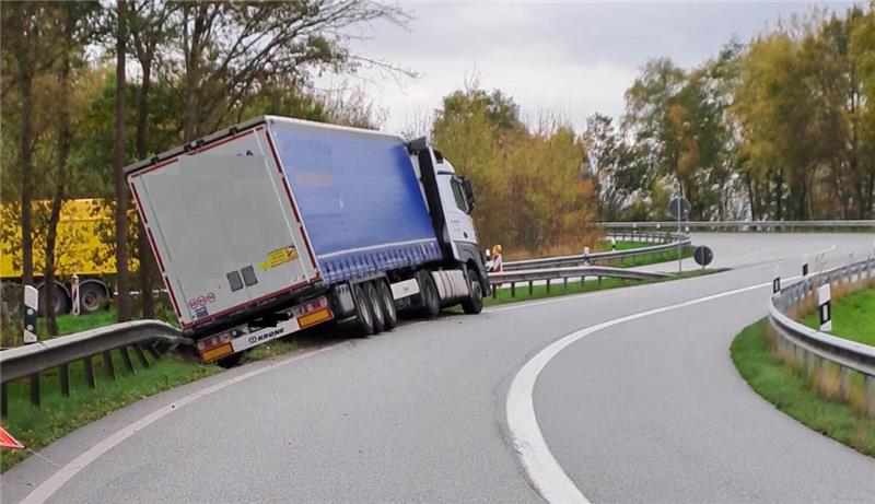 Der Lkw ist gegen die Leitplanke gefahren und droht umzukippen. Foto: Polizeiinspektion Cuxhaven