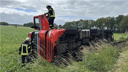 Der Lkw kam aus ungeklärter Ursache von der Fahrbahn ab.