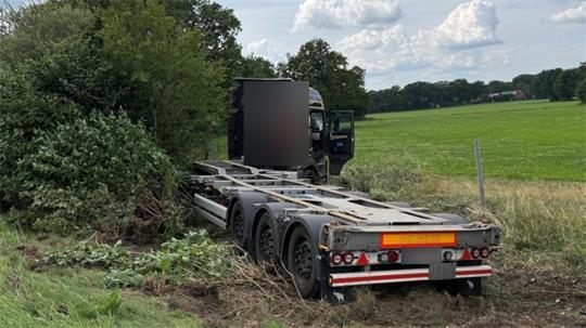 Der Lkw kam bei Elsdorf von der A1 ab, nachdem ein Reifen geplatzt war.