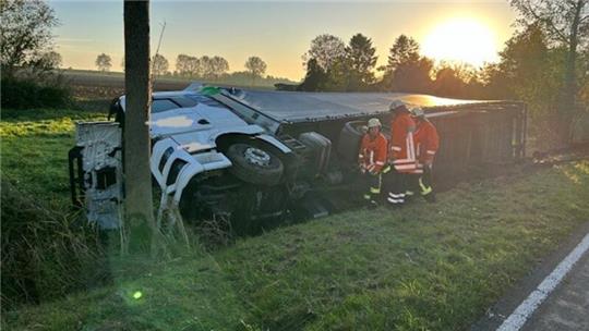 Der Lkw kam nach rechts von der Straße ab und kippte in den Graben.