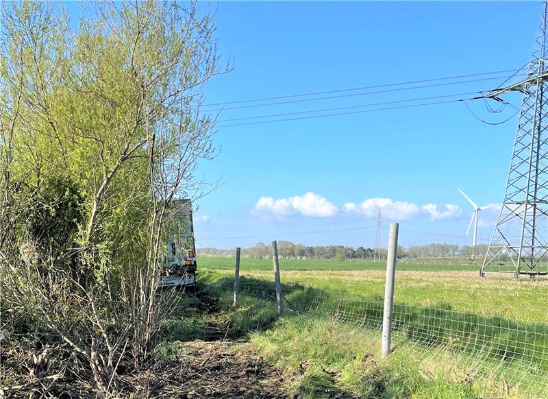 Lkw auf A1 landet im Seitenstreifen – Gefahr wegen Stromleitung Der Lkw kam unterhalb der einer Hochspannungsleitung zwischen Bockel und Stuckenborstel zum Stehen. Foto: Polizei