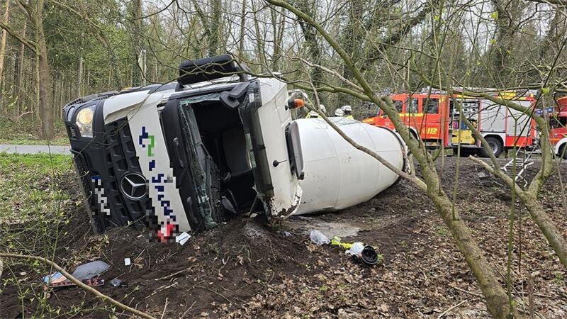 Der Lkw kam von der Fahrbahn ab und kam im Seitenraum zum Stehen. Dann kippte er auf die Seite.