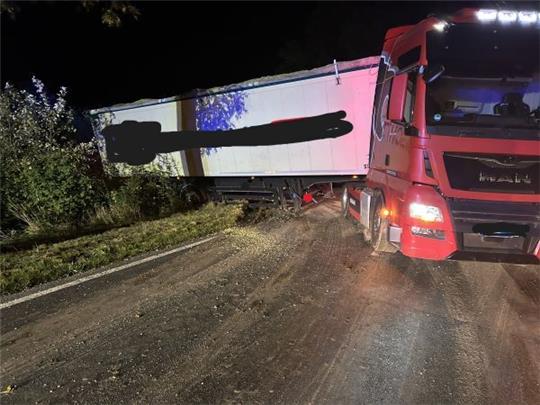 Der Lkw kam zu weit nach rechts ab und versackte im Seitenstreifen. Foto: Feuerwehr Nordkehdingen
