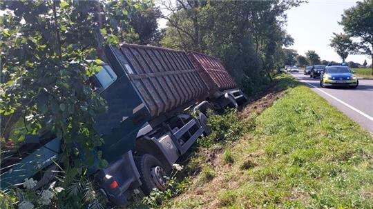 Der Lkw kommt in Schräglage im Seitenraum der B73 zwischen Altenbruch und Otterndorf zum Stehen.