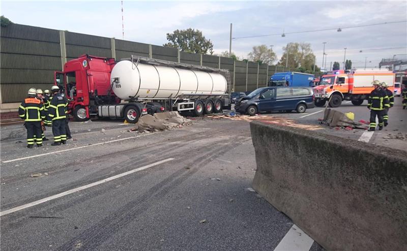 Der Lkw krachte auf der A1 am Dienstagvormittag durch die Beton-Mittelleitwand. Foto: Bründel/Citynewstv/dpa