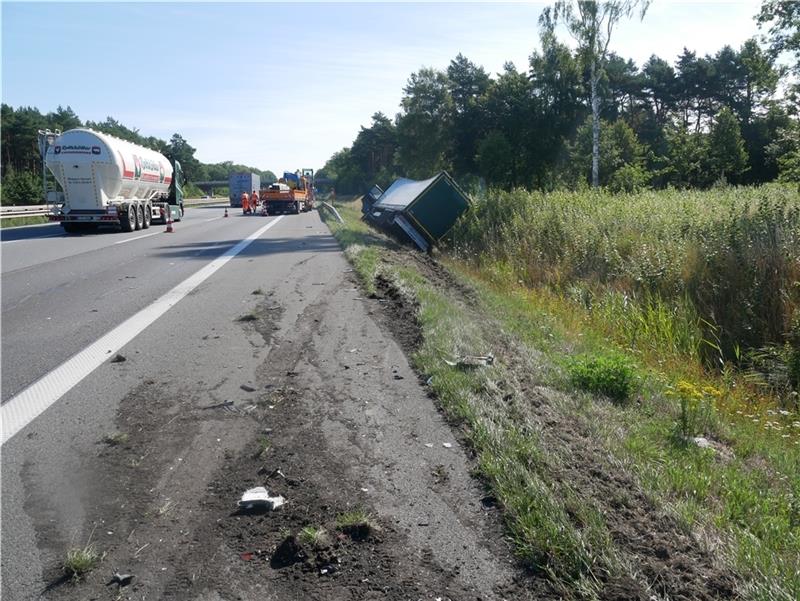 Der Lkw landet nach der Kollision im Graben. Foto: Polizei