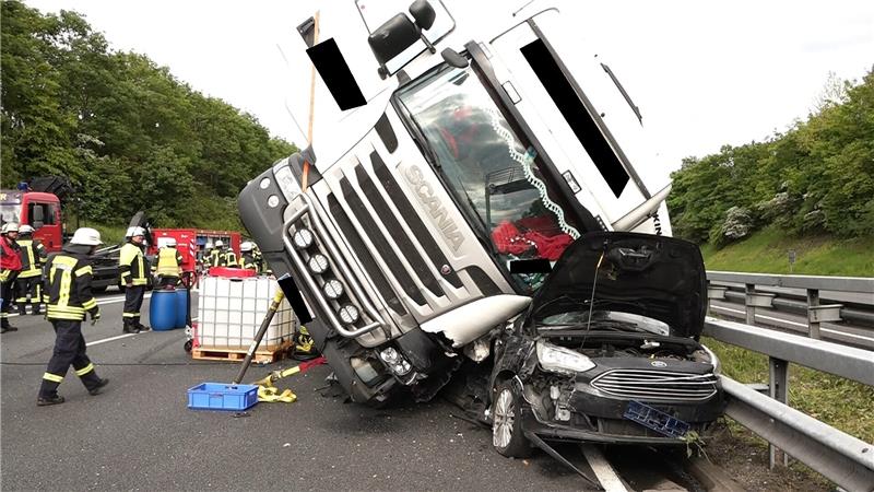 Lkw kippt auf Auto – Zwei Schwerverletzte auf A1 Der Lkw liegt am Unfallort am Bremer Kreuz auf einem Pkw. Foto: Moorschlatt/Nord-West-Media TV/dpa