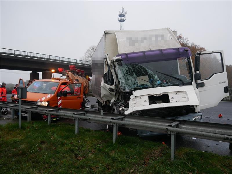 Der Lkw rammte das Streckenfahrzeug. Foto: Polizei