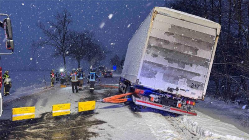 Der Lkw war am Donnerstagmorgen von der Fahrbahn abgekommen.